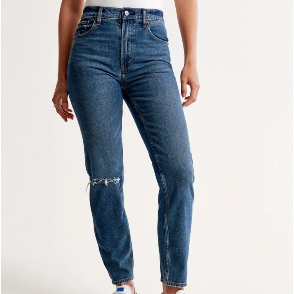 Hollister| Distressed Ultra Hi-Rise Ankle Mom Jean